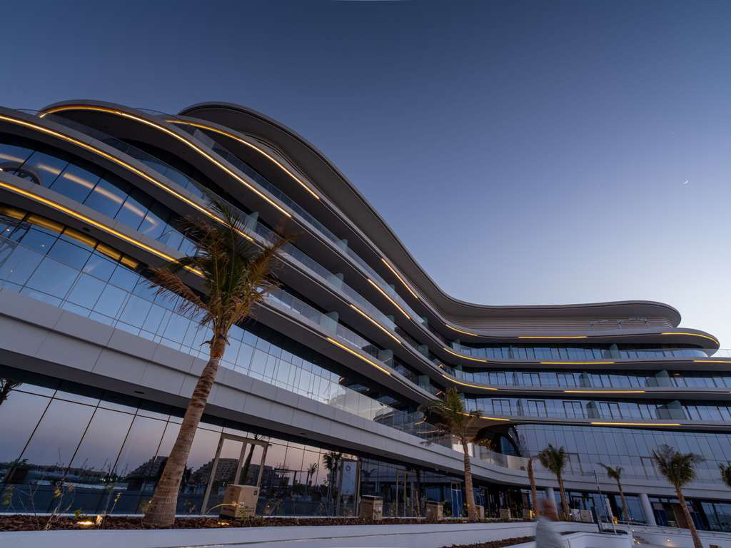  Chic days, electric nights